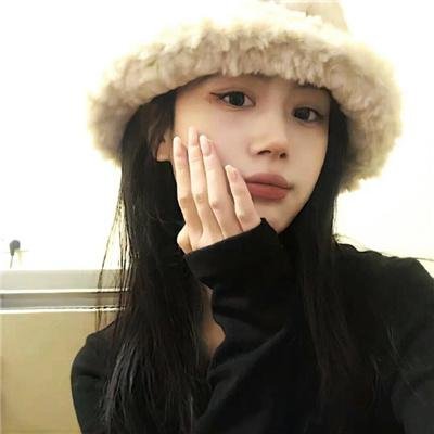 玻璃橱窗中的姑娘